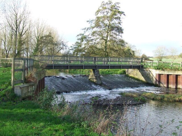 Hoxne weir Hoxne weir and footbridge this is the only crossing of the river between two road bridges of about four miles Hoxne Suffolk.