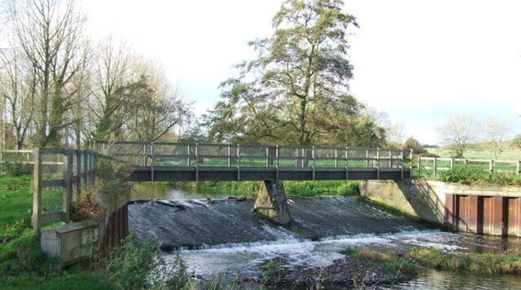 Hoxne weir Hoxne weir and footbridge this is the only crossing of the river between two road bridges of about four miles Hoxne Suffolk.
