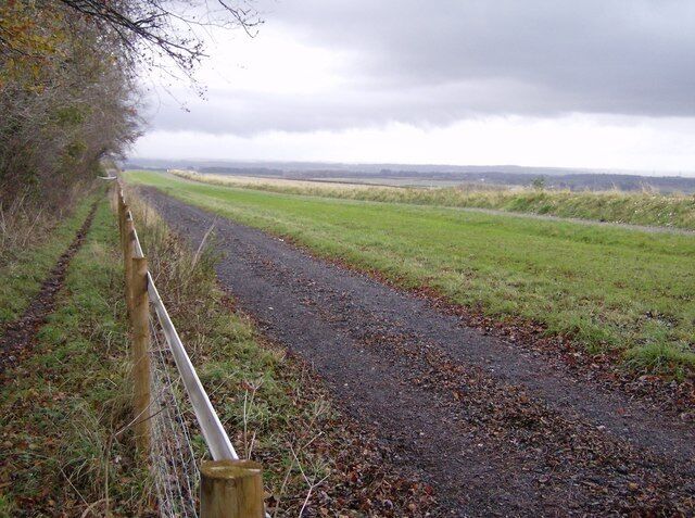 Whitcombe Barn gallop A nearby post shows these gallops to be half a furlong short of a mile. They run through the north-western corner of this square and gently down towards Whitcombe Barn.