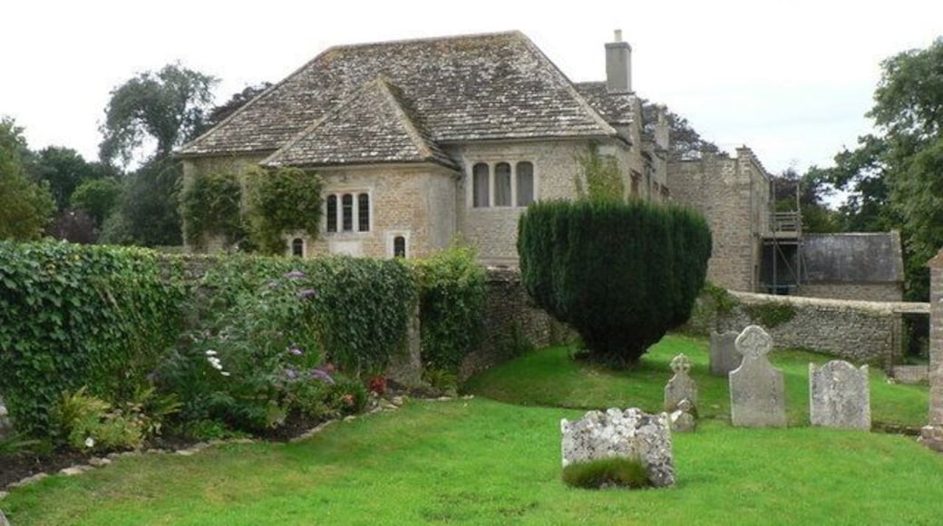 Puncknowle: the manor house A peek at the Puncknowle Manor over the churchyard wall.