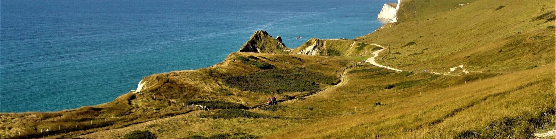 Walking along the #JurassicCoast from #LulworthCove heading toward #DurdleDoor I spotted this Red #Tractor and someone going about their daily business on this gloriously sunny day.
#lifeatexpedia
#green
#troveon
#beachbound
#sea
#waterlust
#GoldenHour
#Blue #aboveitall