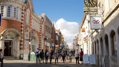 Dorchester fasiliteter samt gatescener i tillegg til en stor gruppe med mennesker