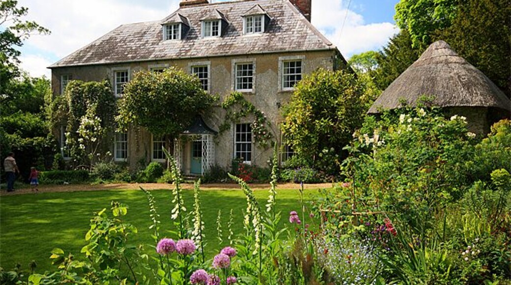 The Old Rectory Litton Cheney The Old Rectory dates from the mid C18, and has C19 and C20 additions and alterations. No longer a rectory, the house was once the home of the C20 painter, engraver, and letterer Reynolds Stone, (1909 - 1979), who is buried in Litton churchyard. The house is Grade II Listed.
