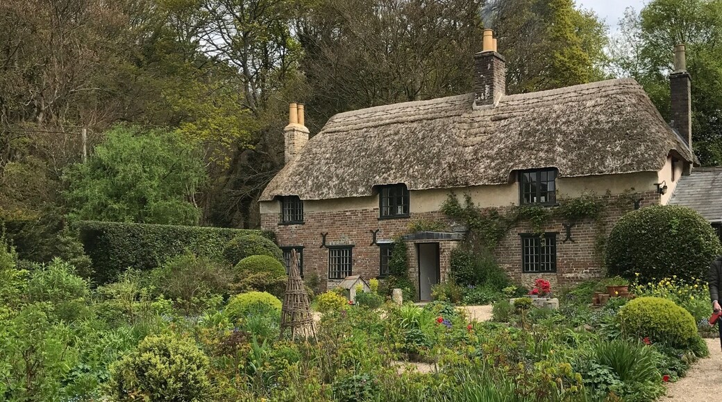 Short walk to this quaint cottage