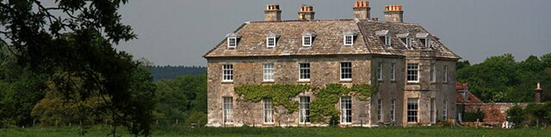 Moreton House Moreton House is a Grade I Listed mansion built between 1742 and 1745 for the local squire James Frampton, replacing an even earlier house of the late C16. A good solid C18 house retaining many of its original features.