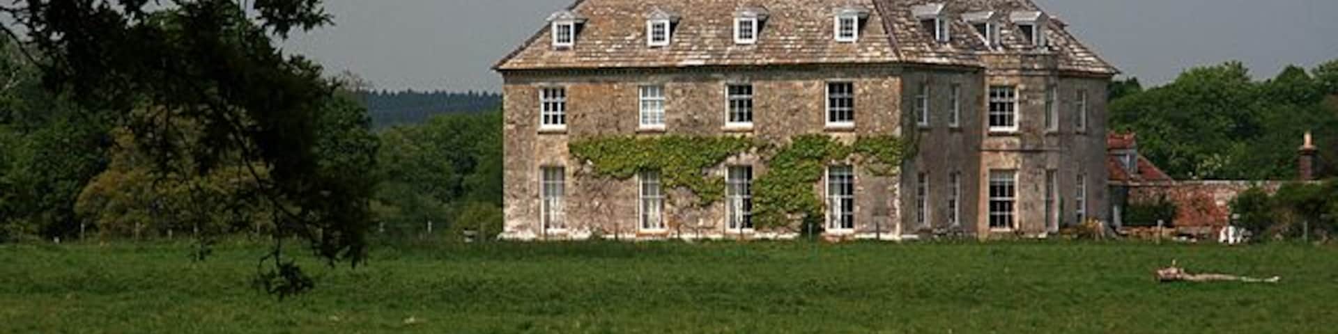 Moreton House Moreton House is a Grade I Listed mansion built between 1742 and 1745 for the local squire James Frampton, replacing an even earlier house of the late C16. A good solid C18 house retaining many of its original features.