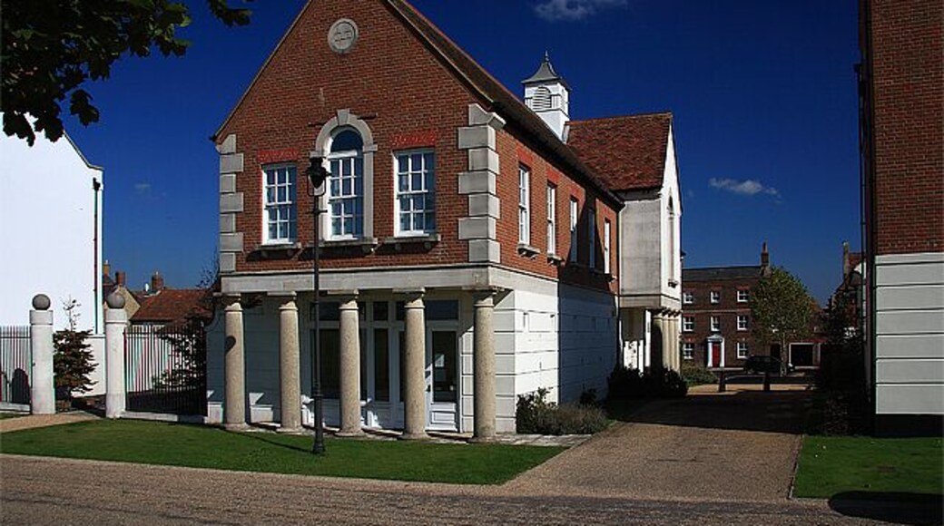 Alan Wing House - Poundbury A mixture of retail on the ground floor, and flats above in Chaseborough Square.