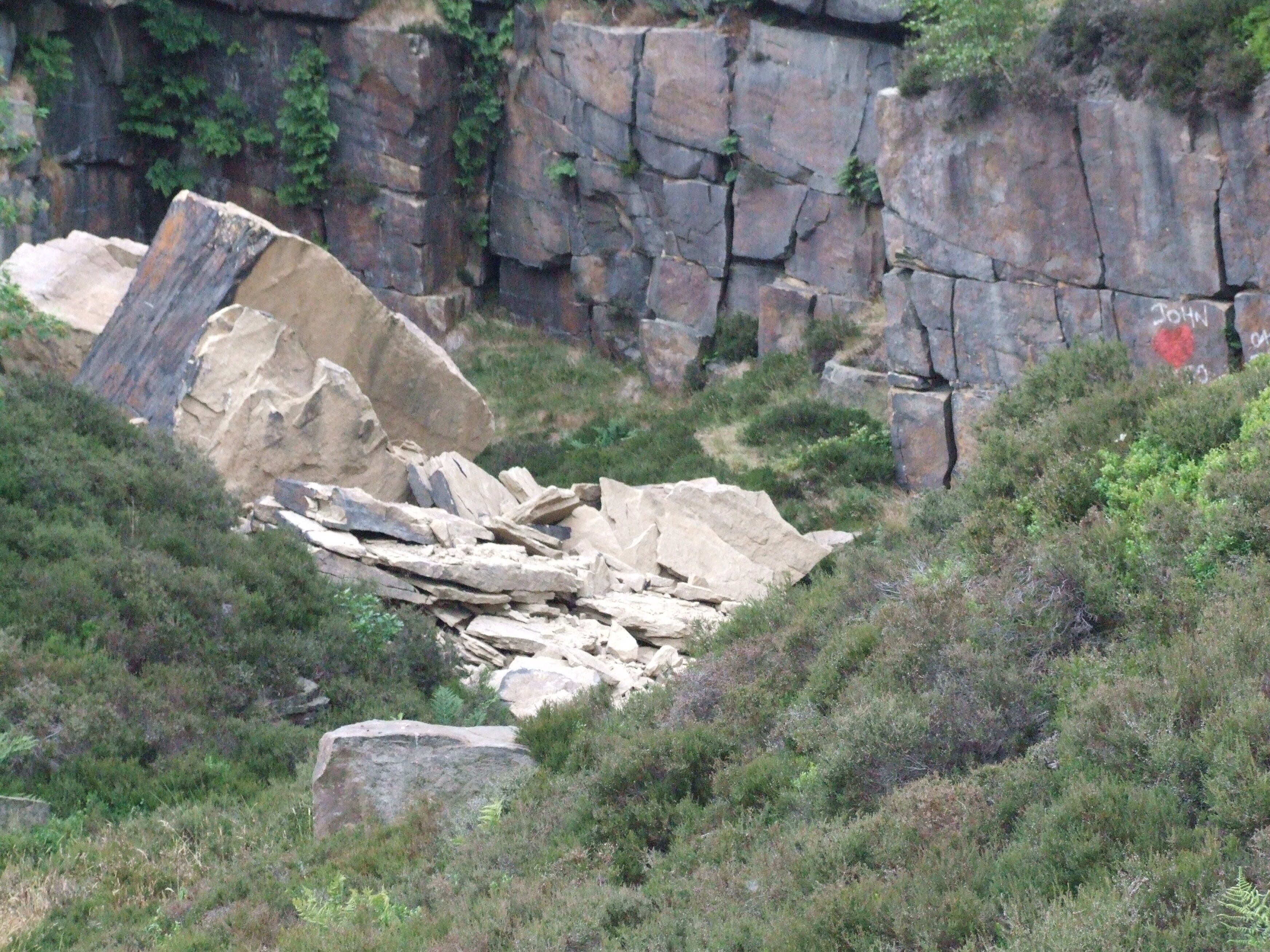 Tintwistle to the north of Longdendale, where the Pennines rise again to over 400m. Tintwistle was traditionally in Cheshire, but is now in Derbyshire. Small quarry showing millstone grit