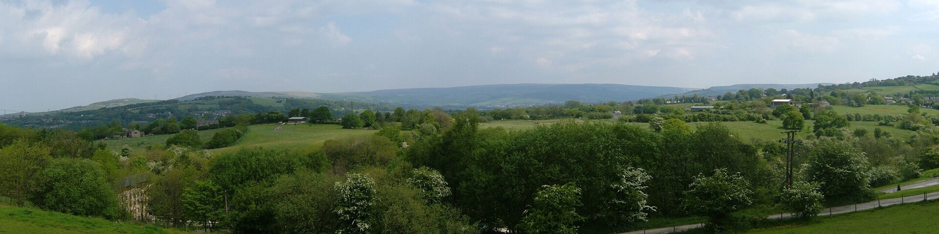 Chisworth is a hamlet near Glossop in Derbyshire. From the toll road, looking down over Kinderlee Mill (left) and its lodge. The land drops to the River Etherow at Broadbottom (not seen). Behind is Hollingworth and Hollingworthall Moor.
Camera location 53° 25âČ 35.4âł N, 2° 00âČ 27.36âł W View this and other nearby images on: OpenStreetMap - Google Earth 53.426500; -2.007600