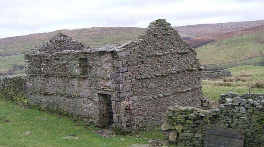 High Ground Barn The loss of the roof has not prevented its continued use as it now contains a corrugated sheepfold inside.