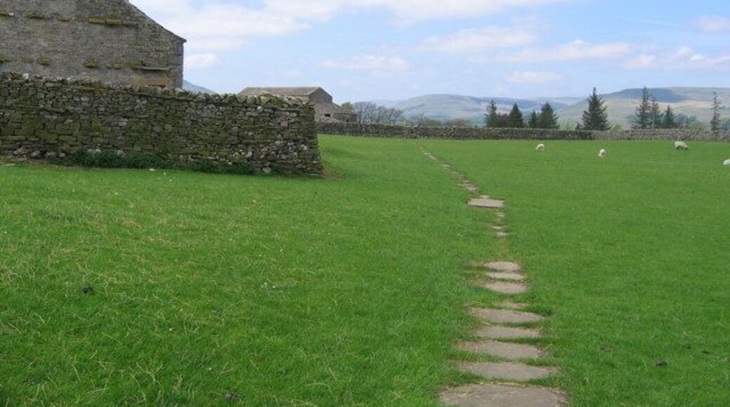 Paved Footpath between Hawes and Burtersett