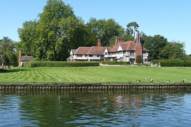 Bolney Court, Shiplake: built in 1910 in an Arts and Crafts style, but with many subsequent alterations. A property has stood on the site since the 13th century. This view can be seen in the "Inspector Morse" episode "The Daughters of Cain" (1996).