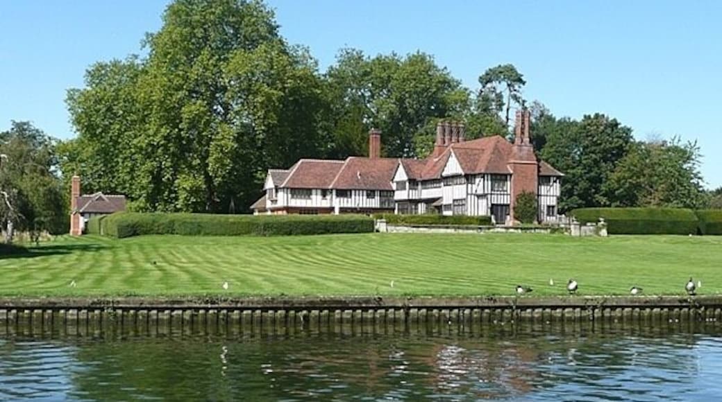 Bolney Court, Shiplake: built in 1910 in an Arts and Crafts style, but with many subsequent alterations. A property has stood on the site since the 13th century. This view can be seen in the "Inspector Morse" episode "The Daughters of Cain" (1996).