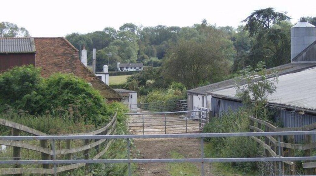 Footpath through Stokerow Farm The footpath route is not very clear, but it runs through the three gates, straight on past the farmhouse, then turns right to reach Cox's Lane. Coming from Cox's Lane, go as far as you can into the farmyard before turning left past the farmhouse.