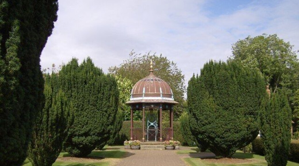 Maharajah's Well Here is the well in its context. It was built in 1864 when the population of the hamlet was 300 and growing. The Maharajah of Benares donated funds to improve the village water supply.
