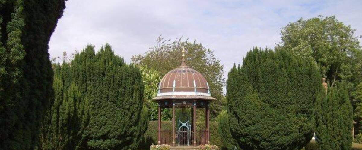 Maharajah's Well Here is the well in its context. It was built in 1864 when the population of the hamlet was 300 and growing. The Maharajah of Benares donated funds to improve the village water supply.