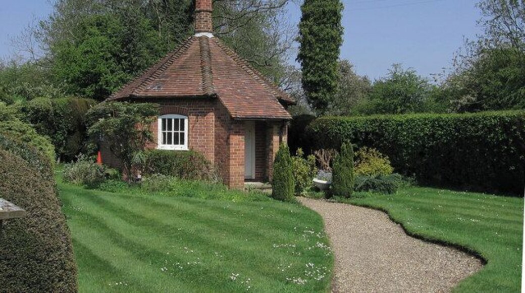 Well Cottage, Stoke Row Right next door to the exotic well is this very pretty English cottage.