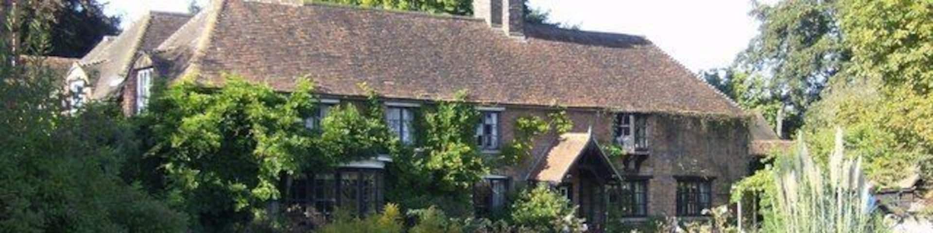 "Howards End" Peppard Cottage, overlooking Peppard Common, is the house used in the film version of E.M.Forster's book "Howards End".