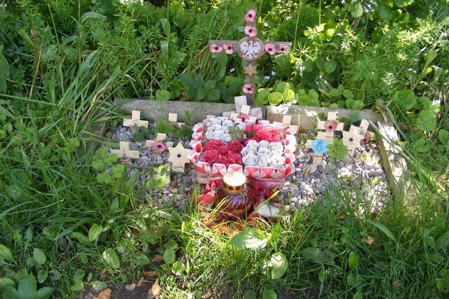Polish War memorial Sitting right by the towpath, this, I think, is the precursor of the more formal one found just ahead at Hamblethorp Bridge. It's in memory of a Polish piloted WW2 bomber which crashed nearby - on a training exercise..