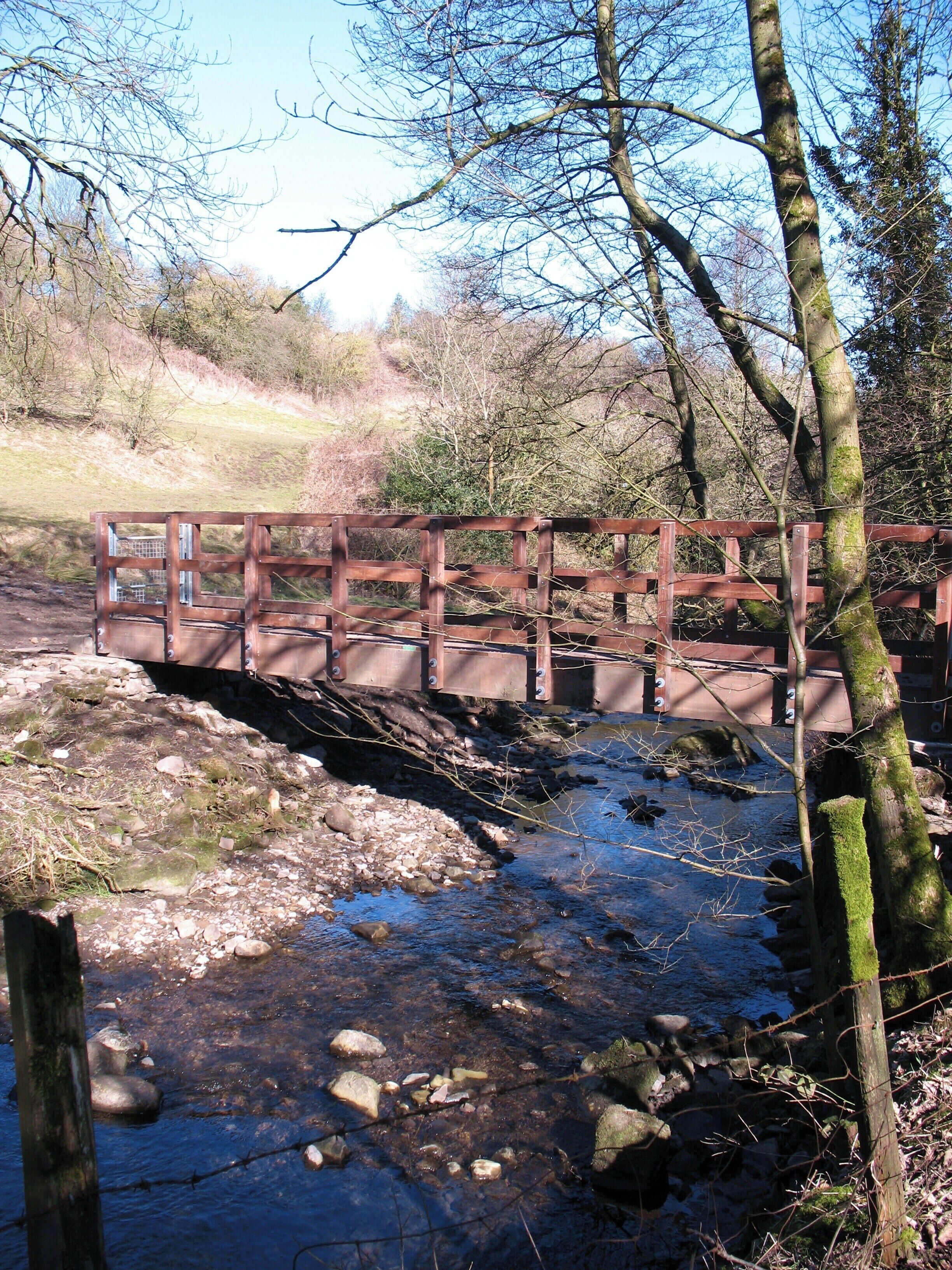 Footbridge over the beck Footbridge over Gill Beck. The bridge marked as Ridge Mill Bridge some 400m downstream has gone, so this is the next alternative crossing point.