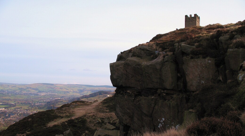 Old Quarry and Lund's Tower Old sandstone quarry at the eastern end of Earl Crag. Lund's Tower stands on the crest of the hill.