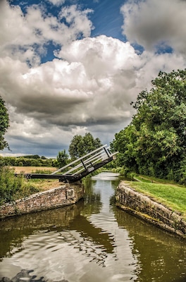Lift bridge on the Oxford Canal.