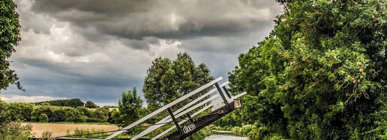 Lift bridge on the Oxford Canal.