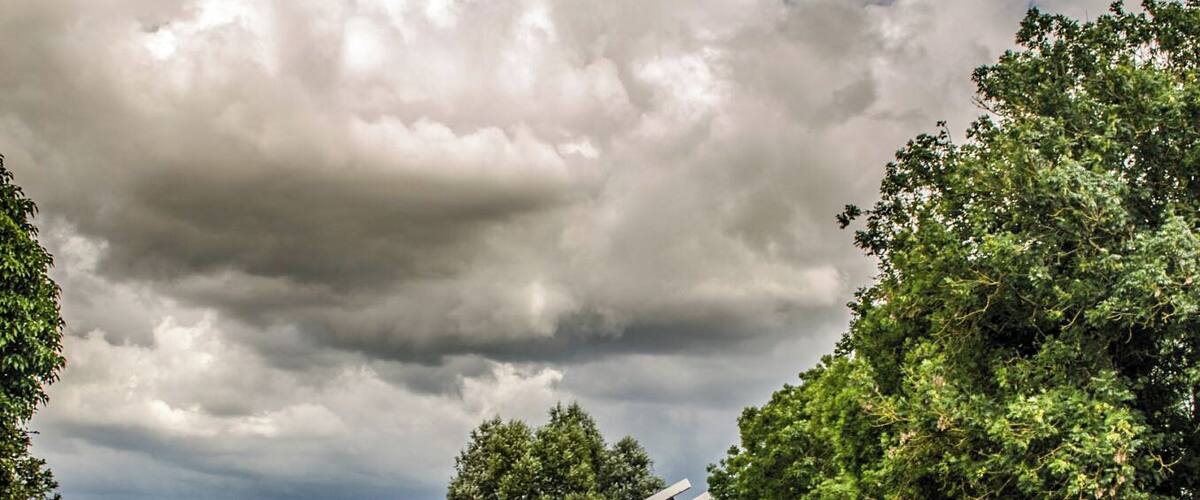 Lift bridge on the Oxford Canal.