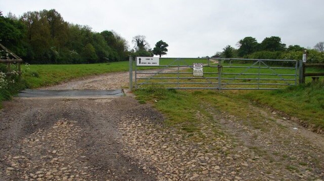 The Road to Spring Hill House, Begbroke The sign reads 'Private Road. No Access Without Permission. Dogs to be kept on lead. Please keep to the footpath.'