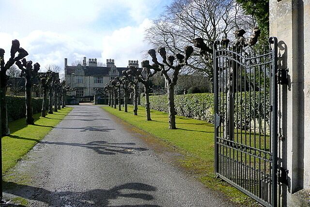 Yarnton Manor, built in 1611 for Sir Thomas Spencer, now (2013) the Oxford Centre for Hebrew and Jewish Studies. Shakespeare's Way passes the entrance here.