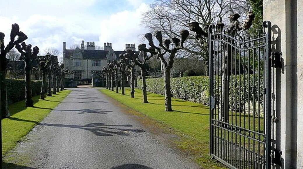 Yarnton Manor, built in 1611 for Sir Thomas Spencer, now (2013) the Oxford Centre for Hebrew and Jewish Studies. Shakespeare's Way passes the entrance here.