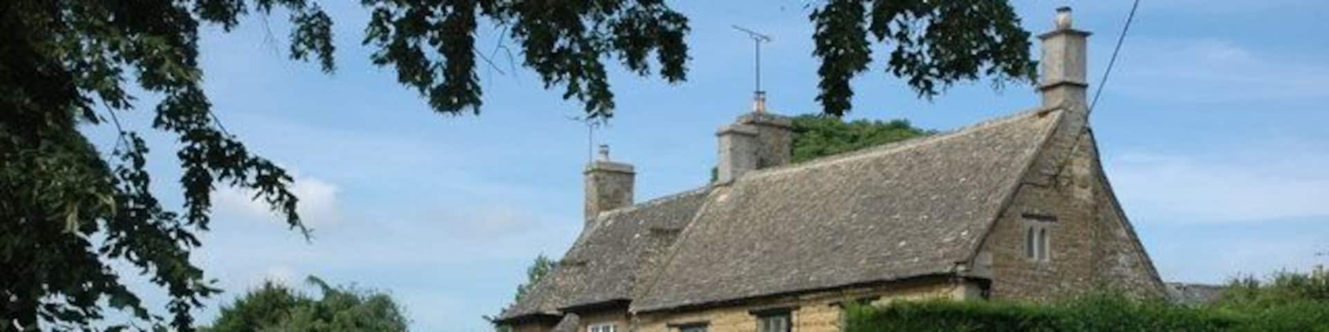 Cotswold stone cottages in Kingham, Oxfordshire