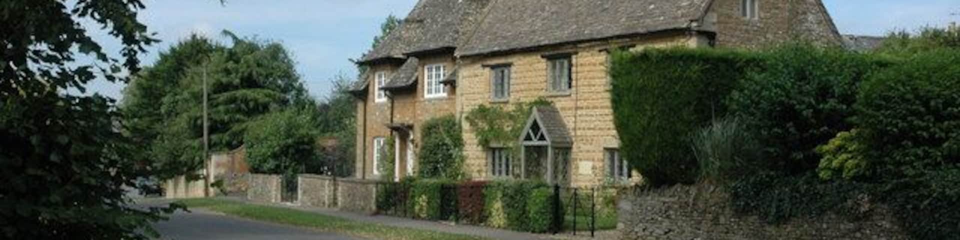 Cotswold stone cottages in Kingham, Oxfordshire