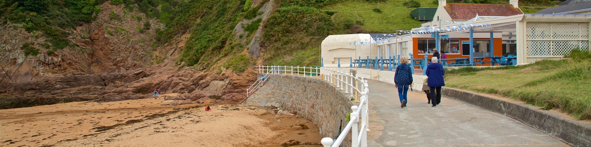 La Greve de Lecq que inclui paisagens litorâneas e uma praia assim como um casal