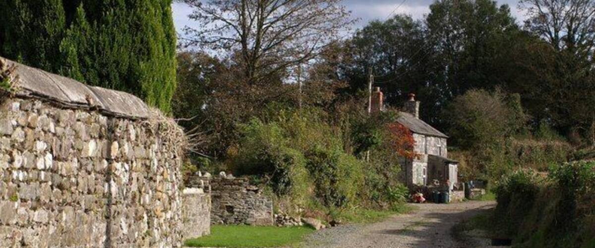Cottage at Penhole This broad drive, which just seems to serve Penhole House and adjacent farm buildings on the left, begins footpath 528/19/1 as it leaves the lane between Coad's Green and Bathpool and passes Rose Cottage, continuing across fields to West Tremollett.