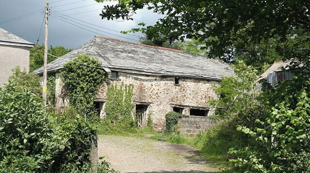 Broadwoodwidger: by Tower Hill farm An old farm building. Looking north east