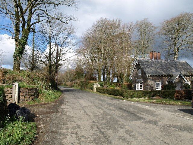 Lodge, Penheale The attractive lodge at the end of the drive to Penheale Manor has fine cuspy bargeboards. The road is from Egloskerry to Tresmeer.