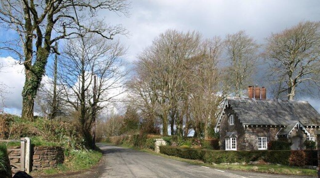 Lodge, Penheale The attractive lodge at the end of the drive to Penheale Manor has fine cuspy bargeboards. The road is from Egloskerry to Tresmeer.