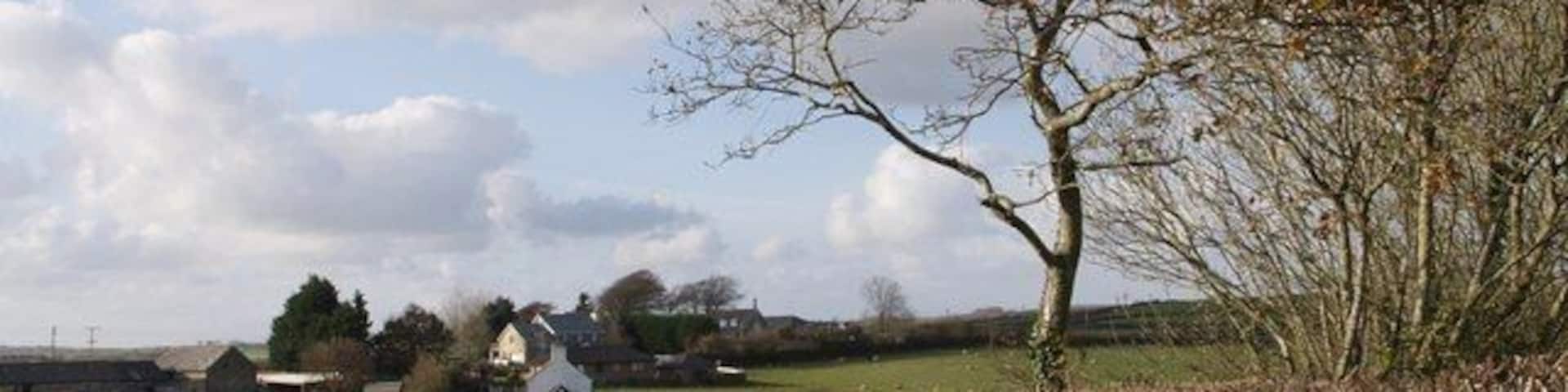 Boyton - the northern hamlet This part of Boyton lies some 400 metres away from the main part of the village around the church. On the left is Town Farm. Most of the buildings behind the white-gabled Boyton Villas are parts of the County Primary School. Taken from Underlane.