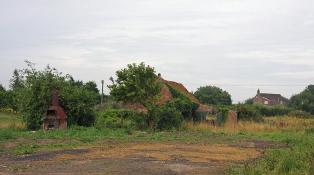 Old Farm Building Seen from Vicarage Road. There appears to be a planning application for the barn to be demolished and housing built.