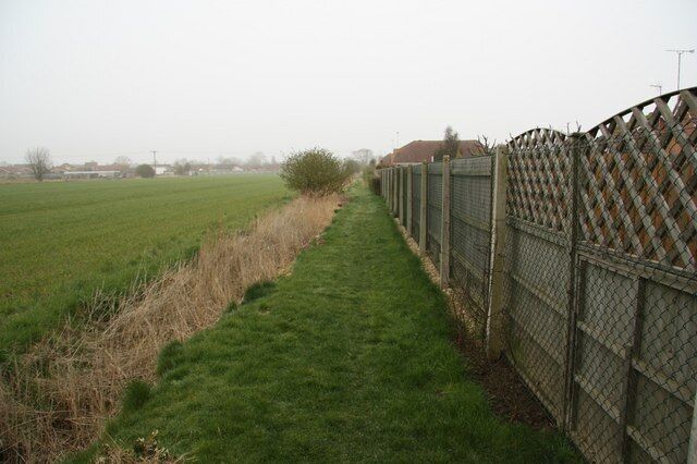 Fieldside footpath Footpath behind Midsummer Gardens at Long Sutton