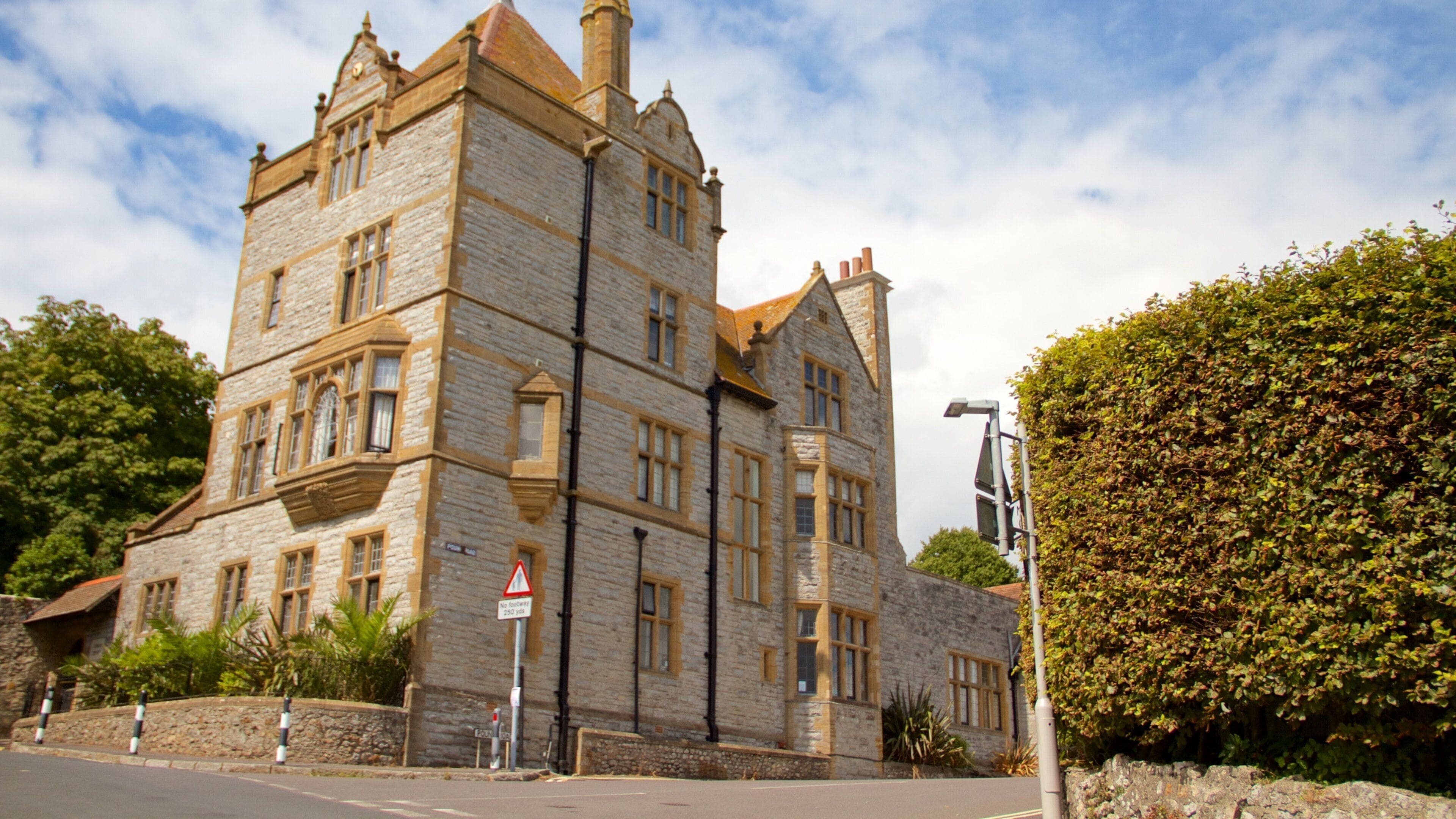 Lyme Regis showing heritage architecture