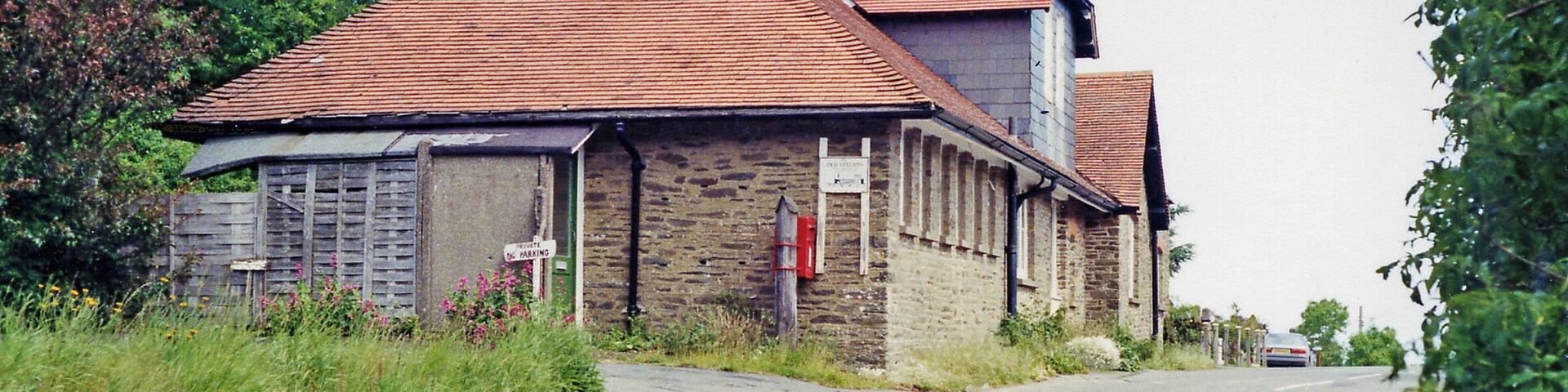 Lynton: former Lynton & Barnstaple Railway terminus, 1991. View northward towards the village: ex-Lynton & Barnstaple 1'11½" line, closed 29/9/95. This house is little changed since my shot 31 years earlier