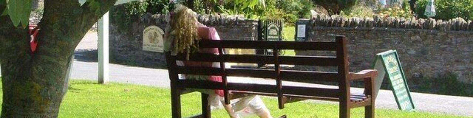 Scarecrow on Leeford Green Each summer scarecrow displays appear in this part of Devon. 2005 was the first such year. This does look a little like the scene preceding the first set of ads in "Midsomer Murders".