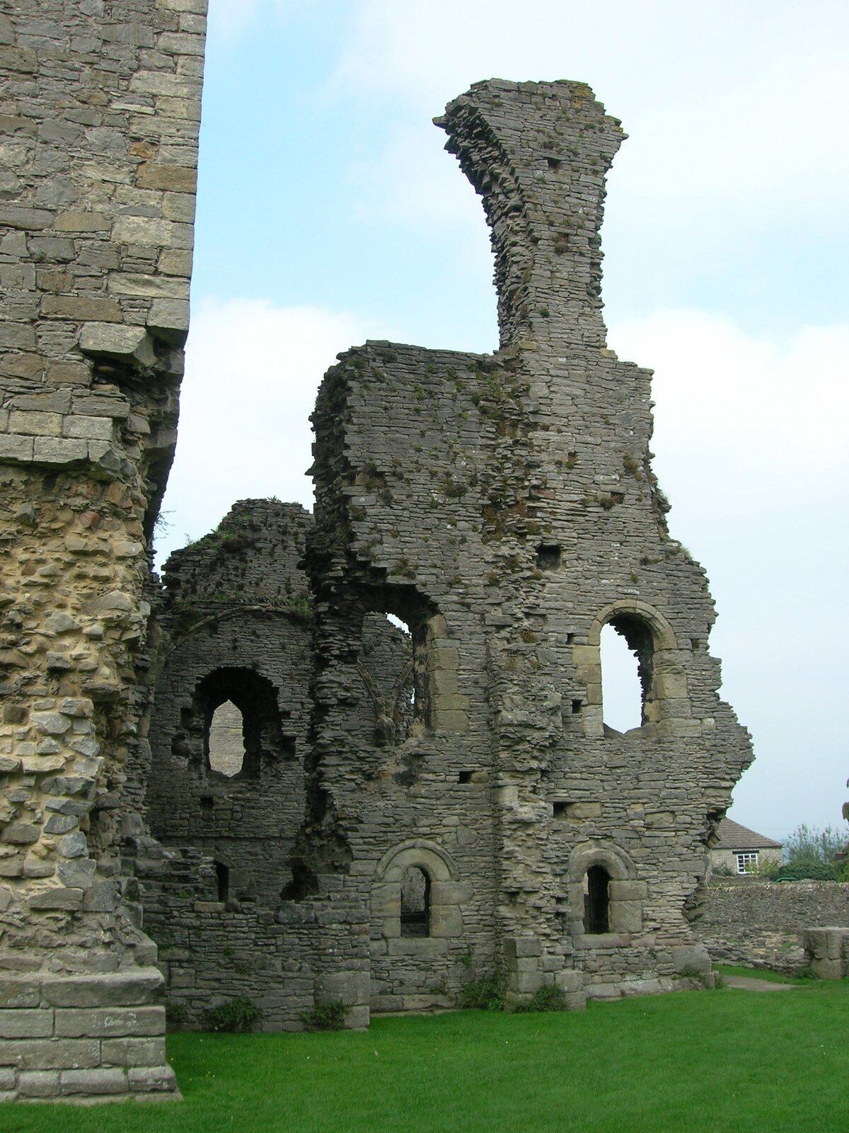 Middleham Castle Middleham Castle became home to some of the most powerful lords of the 15th century, including Salisbury, Warwick and Richard, Duke of Gloucester.