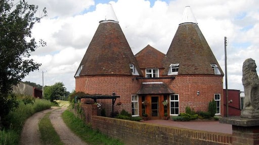 Sharvels Oast House, Peasmarsh, East Sussex Twin round kiln oast house.