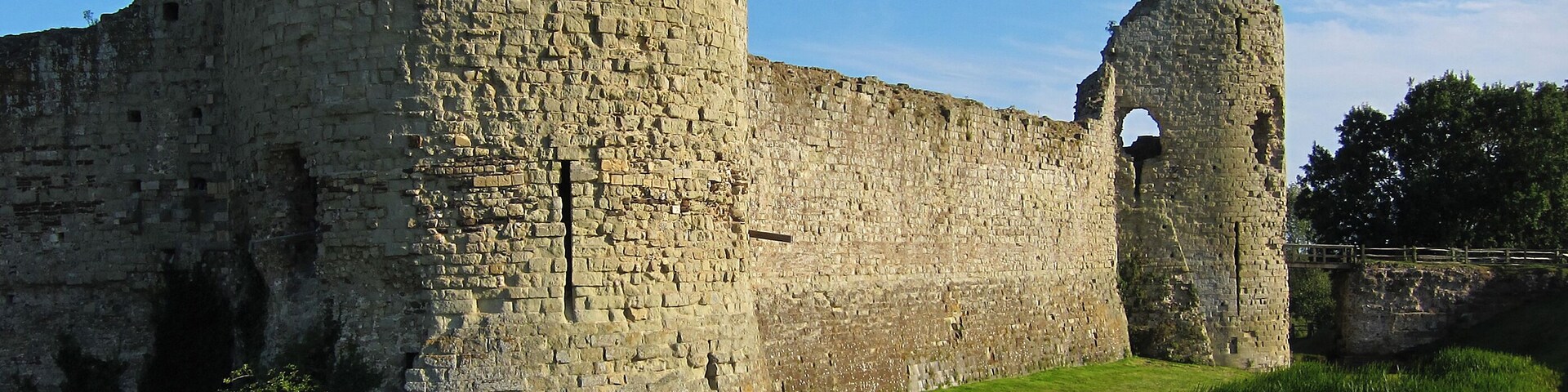 Pevensey Castle, East Sussex, England. Curtain wall of inner bailey and North Tower. Wikidata has entry Q17675374 with data related to this item.