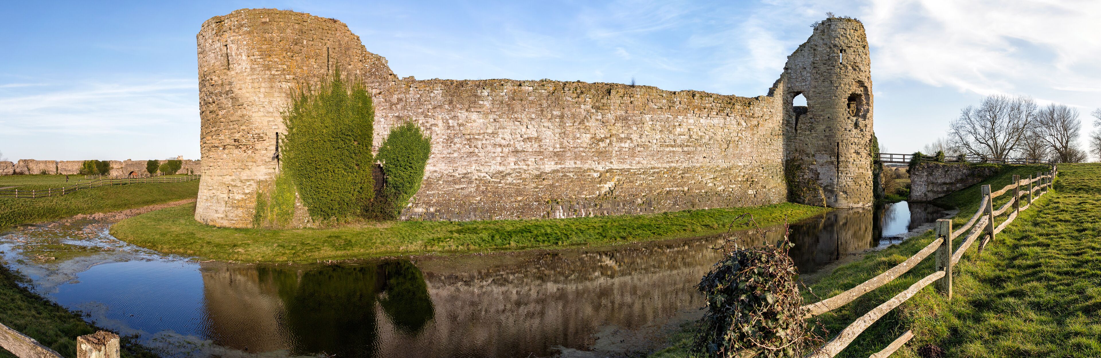 Panoramabild von Pevensey Castle in East Sussex, Großbritanien