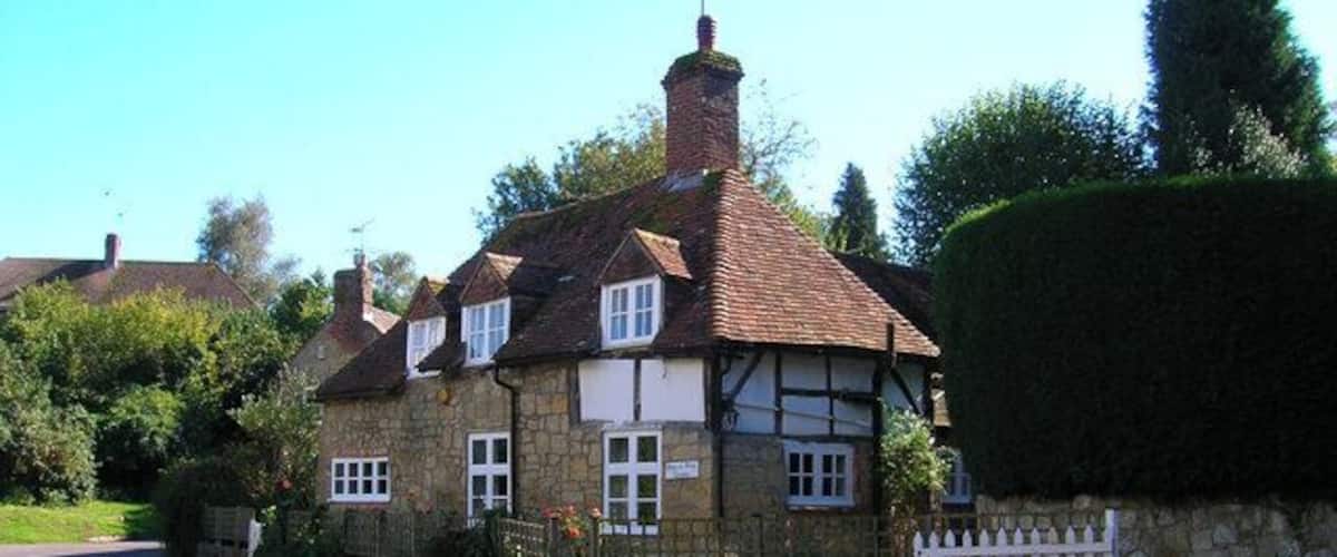 Hayling Pond Cottage, Church Street. No pond seems to be there today though the existence of a Weeping Willow opposite on a small green suggests that was the former site.