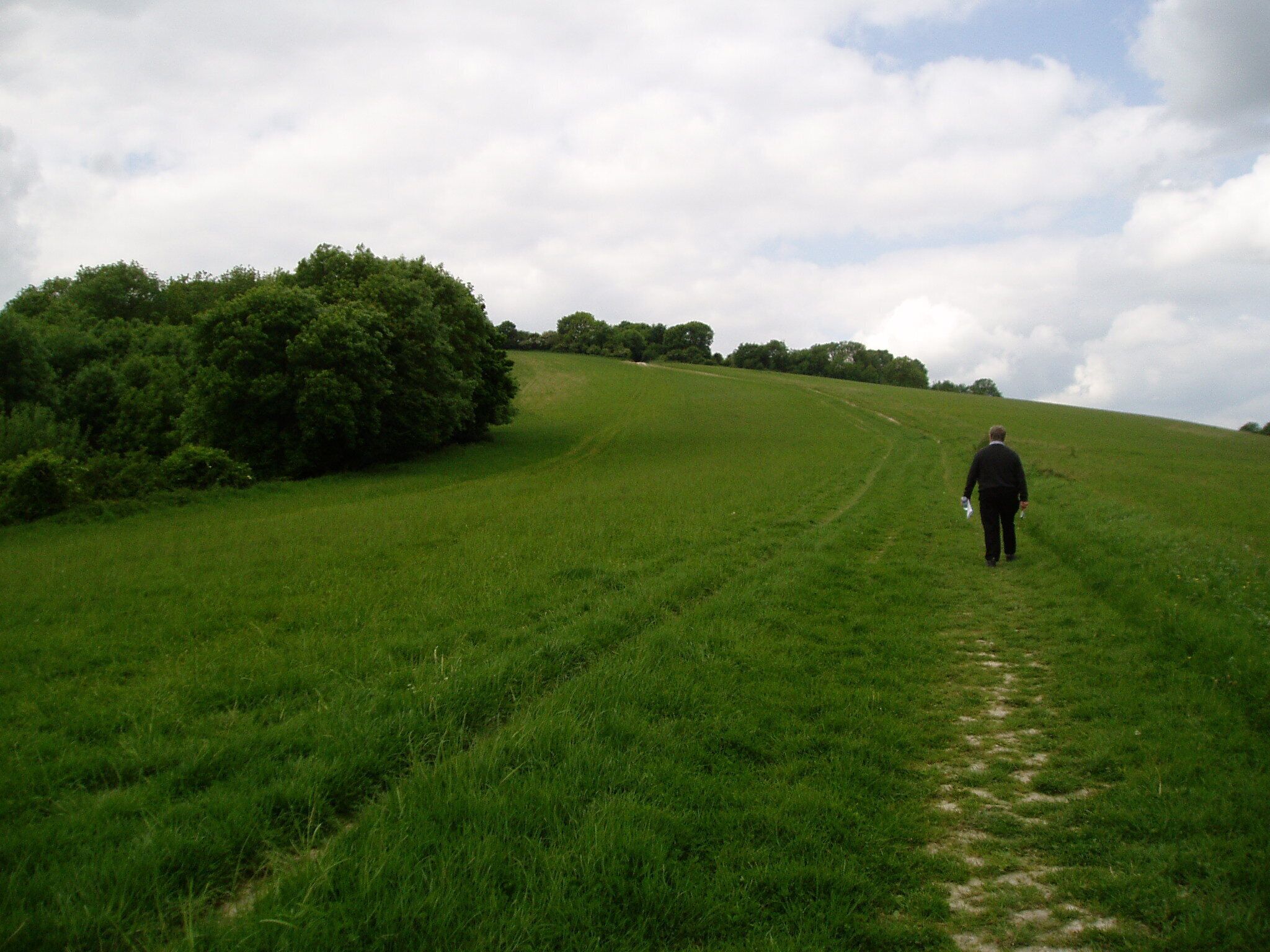 Bridleway no. 2666 climbs lower slopes of Barnsfarm Hill